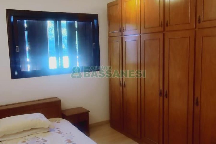 Casa com 60m², 3 dormitórios, 4 vagas, no bairro Desvio Rizzo em Caxias do Sul para Comprar