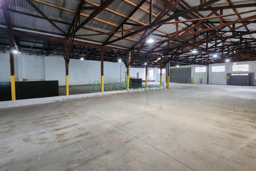 Pavilhão com 1100m², no bairro São José em Caxias do Sul para Alugar