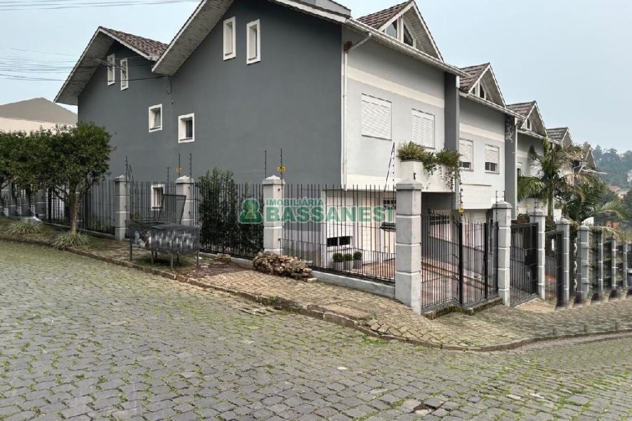 Sobrado com 135m², 3 dormitórios, 2 vagas, no bairro Vinhedos em Caxias do Sul para Comprar