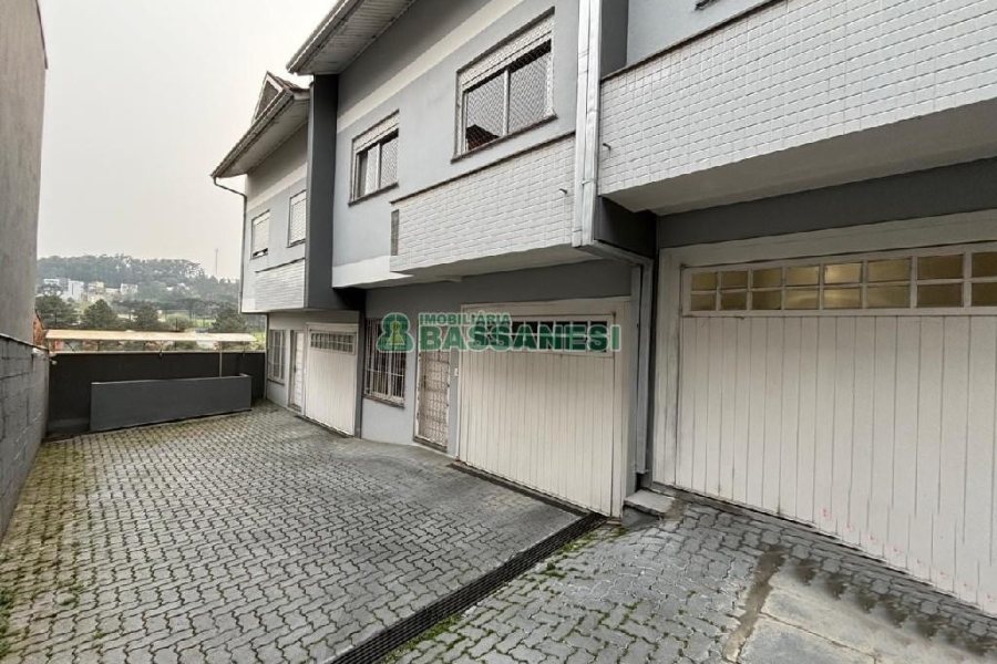 Sobrado com 135m², 3 dormitórios, 2 vagas, no bairro Vinhedos em Caxias do Sul para Comprar