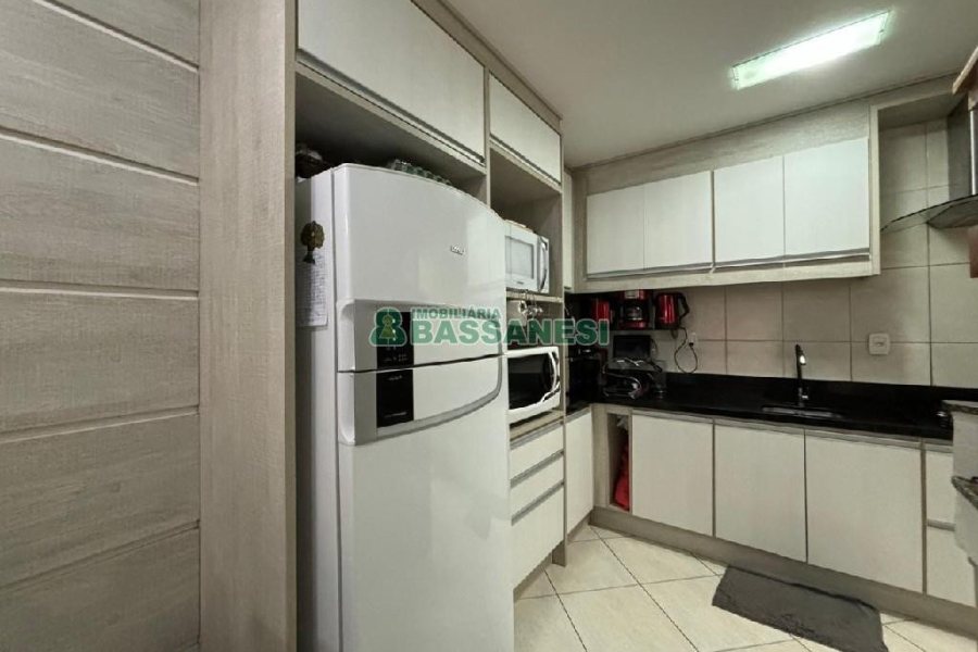 Sobrado com 135m², 3 dormitórios, 2 vagas, no bairro Vinhedos em Caxias do Sul para Comprar