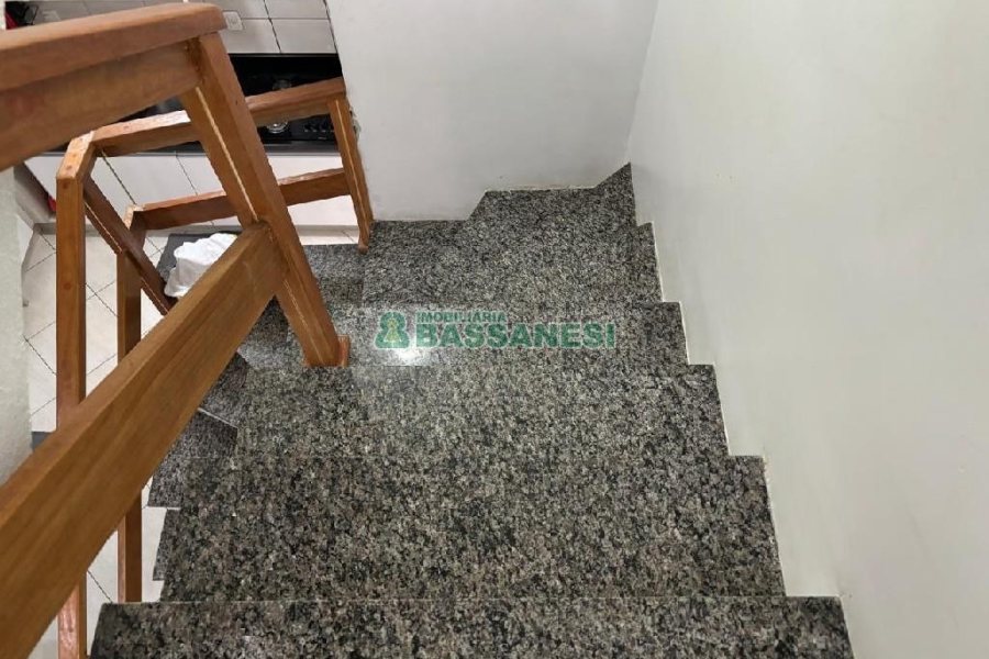 Sobrado com 135m², 3 dormitórios, 2 vagas, no bairro Vinhedos em Caxias do Sul para Comprar