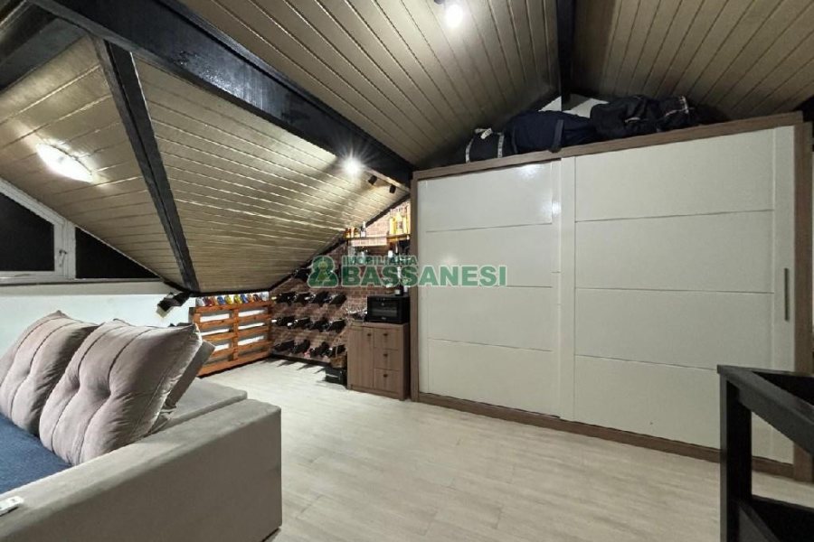 Sobrado com 135m², 3 dormitórios, 2 vagas, no bairro Vinhedos em Caxias do Sul para Comprar