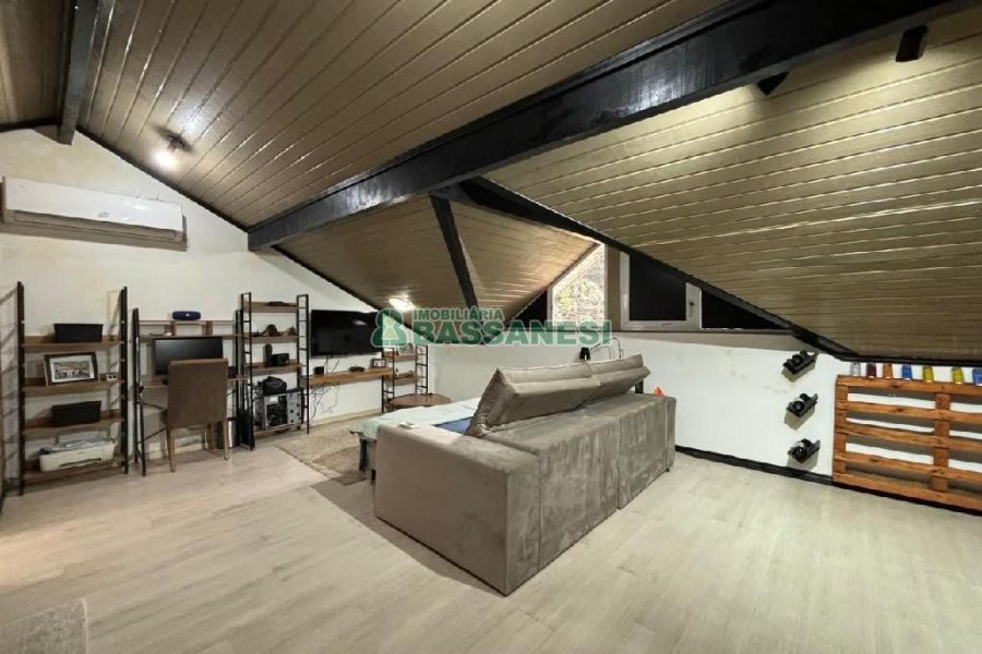 Sobrado com 135m², 3 dormitórios, 2 vagas, no bairro Vinhedos em Caxias do Sul para Comprar