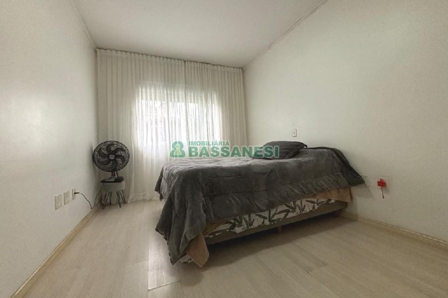 Sobrado com 135m², 3 dormitórios, 2 vagas, no bairro Vinhedos em Caxias do Sul para Comprar