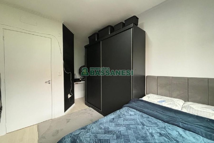 Sobrado com 135m², 3 dormitórios, 2 vagas, no bairro Vinhedos em Caxias do Sul para Comprar