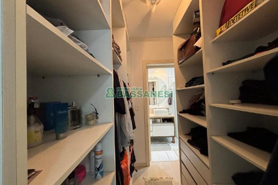 Sobrado com 135m², 3 dormitórios, 2 vagas, no bairro Vinhedos em Caxias do Sul para Comprar