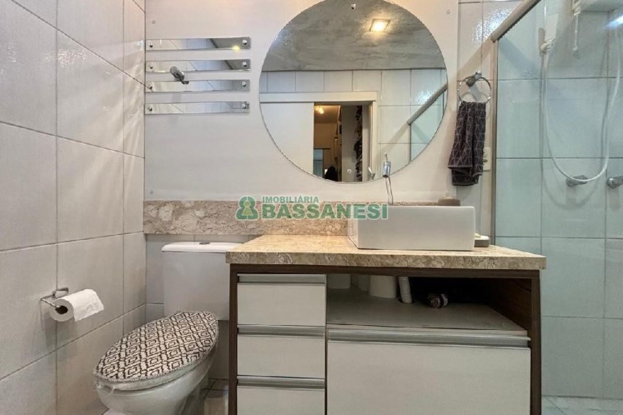 Sobrado com 135m², 3 dormitórios, 2 vagas, no bairro Vinhedos em Caxias do Sul para Comprar