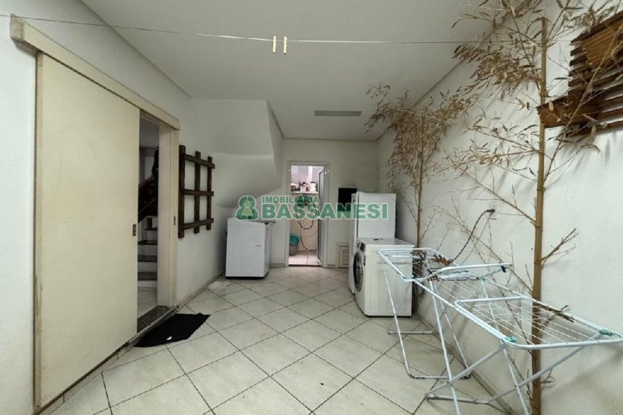 Sobrado com 135m², 3 dormitórios, 2 vagas, no bairro Vinhedos em Caxias do Sul para Comprar