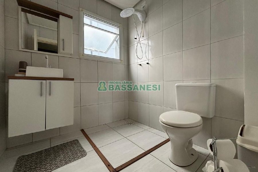 Sobrado com 135m², 3 dormitórios, 2 vagas, no bairro Vinhedos em Caxias do Sul para Comprar