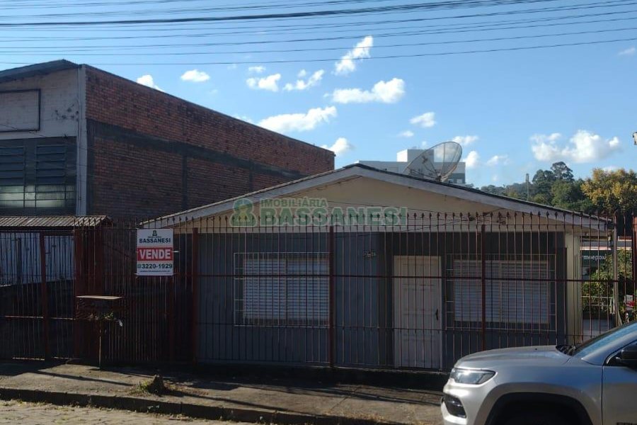 Casa com 323m², 5 dormitórios, 3 vagas, no bairro Marechal Floriano em Caxias do Sul para Comprar