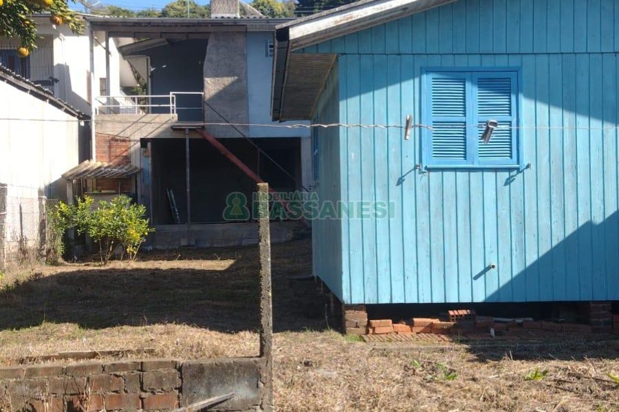 Casa com 323m², 5 dormitórios, 3 vagas, no bairro Marechal Floriano em Caxias do Sul para Comprar