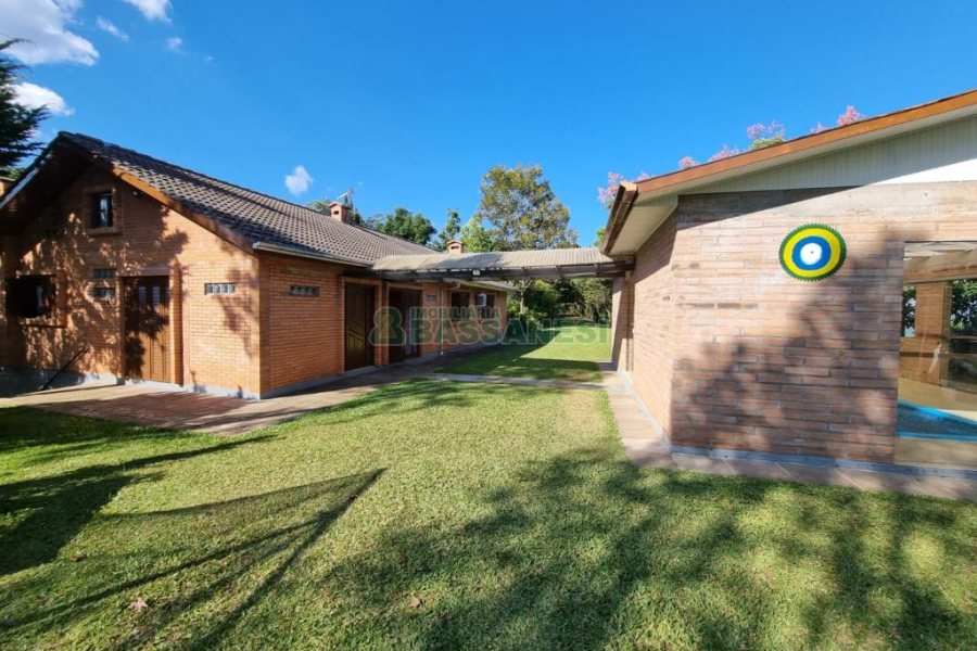 Chácara com 600m², 5 dormitórios, 2 vagas, no bairro Galópolis em Caxias do Sul para Comprar