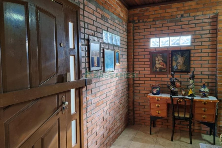 Chácara com 600m², 5 dormitórios, 2 vagas, no bairro Galópolis em Caxias do Sul para Comprar