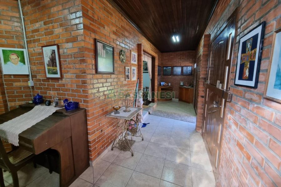 Chácara com 600m², 5 dormitórios, 2 vagas, no bairro Galópolis em Caxias do Sul para Comprar