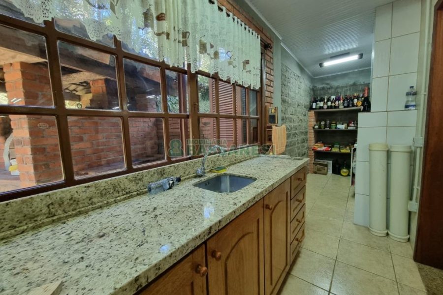 Chácara com 600m², 5 dormitórios, 2 vagas, no bairro Galópolis em Caxias do Sul para Comprar