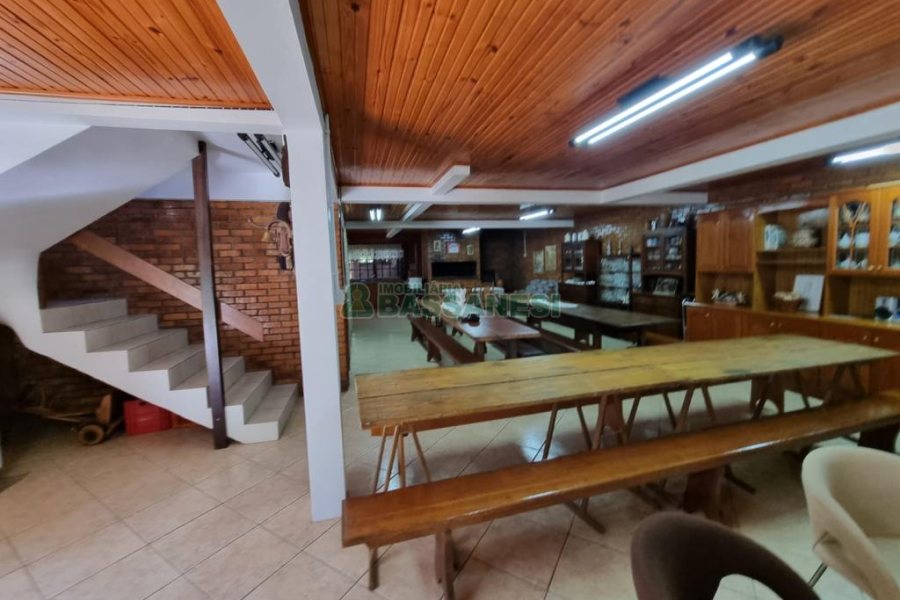 Chácara com 600m², 5 dormitórios, 2 vagas, no bairro Galópolis em Caxias do Sul para Comprar