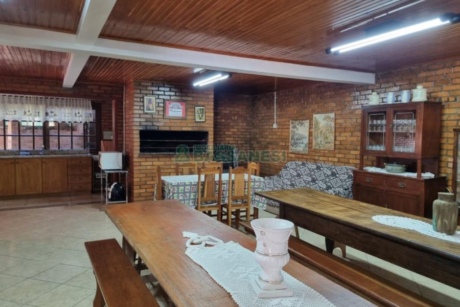 Chácara com 600m², 5 dormitórios, 2 vagas, no bairro Galópolis em Caxias do Sul para Comprar