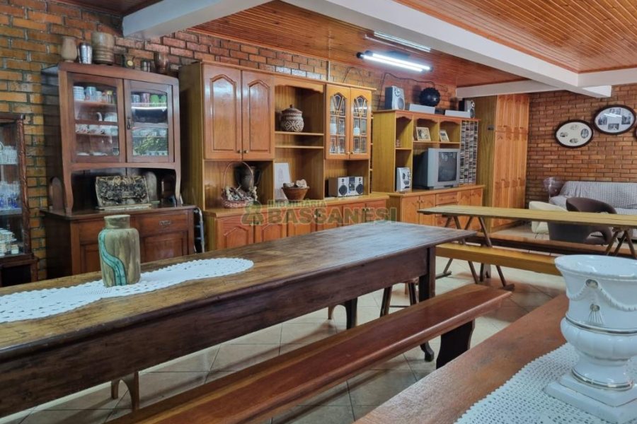 Chácara com 600m², 5 dormitórios, 2 vagas, no bairro Galópolis em Caxias do Sul para Comprar