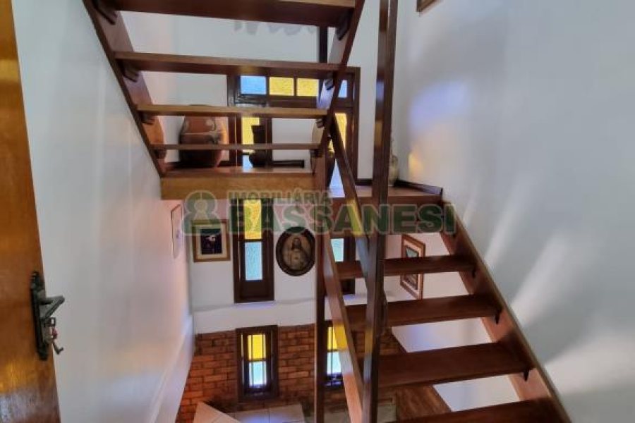 Chácara com 600m², 5 dormitórios, 2 vagas, no bairro Galópolis em Caxias do Sul para Comprar