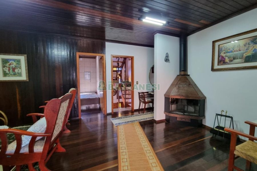 Chácara com 600m², 5 dormitórios, 2 vagas, no bairro Galópolis em Caxias do Sul para Comprar