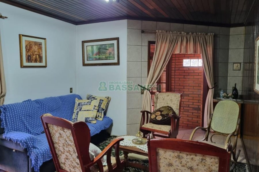 Chácara com 600m², 5 dormitórios, 2 vagas, no bairro Galópolis em Caxias do Sul para Comprar