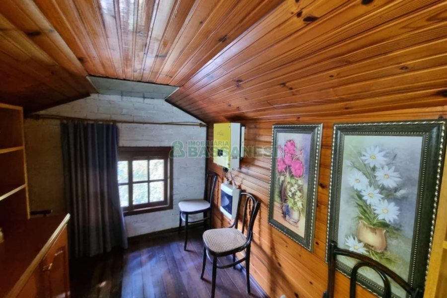 Chácara com 600m², 5 dormitórios, 2 vagas, no bairro Galópolis em Caxias do Sul para Comprar