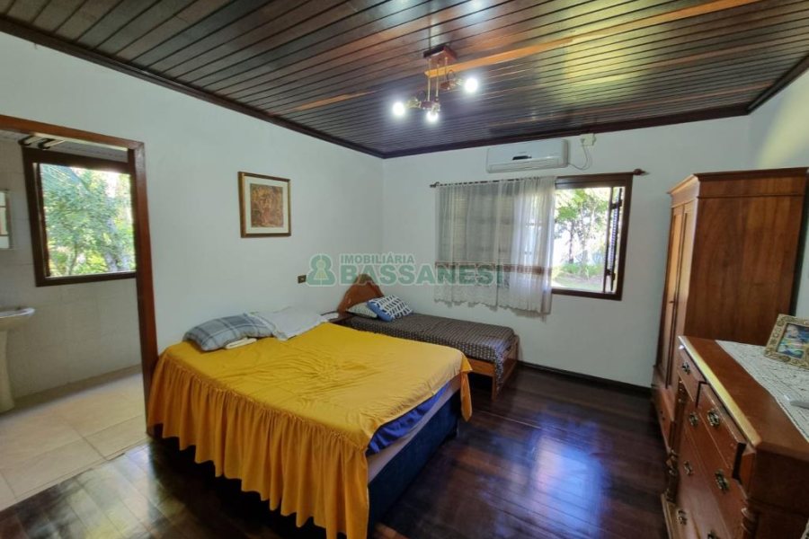 Chácara com 600m², 5 dormitórios, 2 vagas, no bairro Galópolis em Caxias do Sul para Comprar