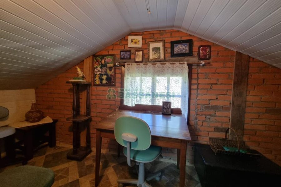 Chácara com 600m², 5 dormitórios, 2 vagas, no bairro Galópolis em Caxias do Sul para Comprar