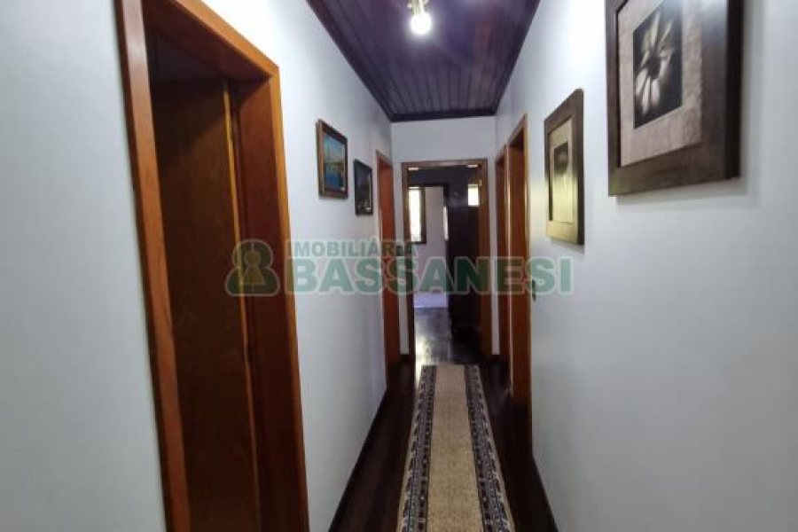 Chácara com 600m², 5 dormitórios, 2 vagas, no bairro Galópolis em Caxias do Sul para Comprar