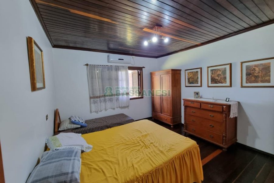 Chácara com 600m², 5 dormitórios, 2 vagas, no bairro Galópolis em Caxias do Sul para Comprar