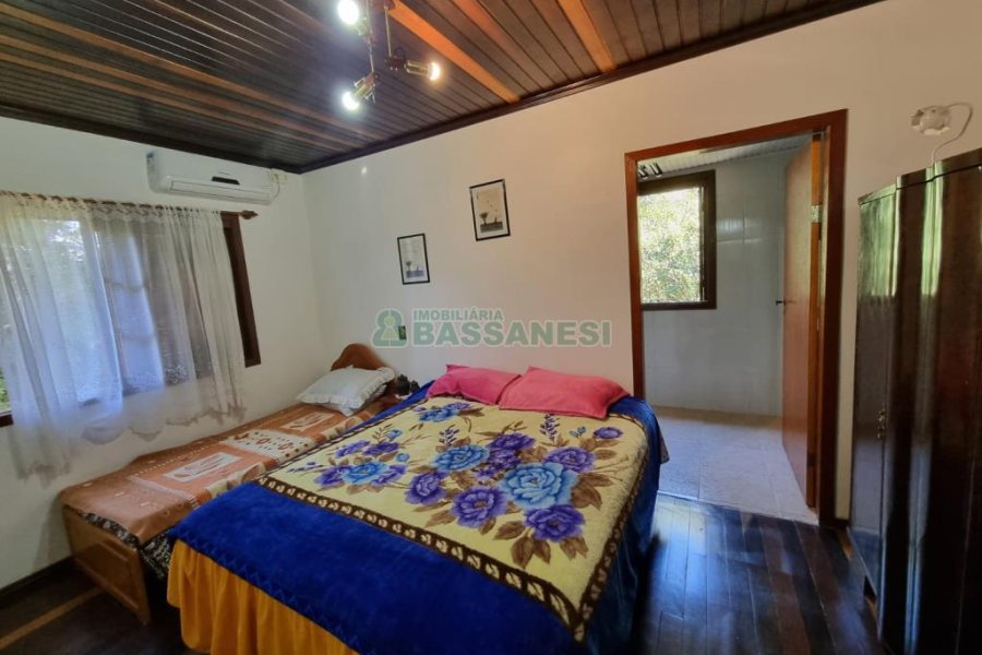 Chácara com 600m², 5 dormitórios, 2 vagas, no bairro Galópolis em Caxias do Sul para Comprar