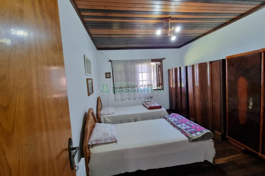 Chácara com 600m², 5 dormitórios, 2 vagas, no bairro Galópolis em Caxias do Sul para Comprar