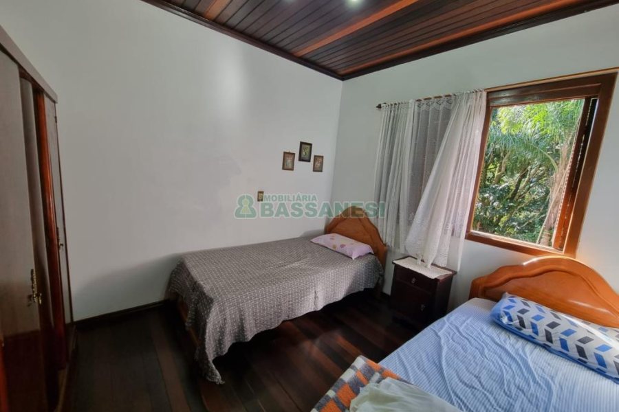 Chácara com 600m², 5 dormitórios, 2 vagas, no bairro Galópolis em Caxias do Sul para Comprar