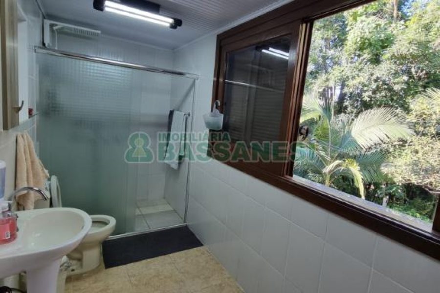 Chácara com 600m², 5 dormitórios, 2 vagas, no bairro Galópolis em Caxias do Sul para Comprar