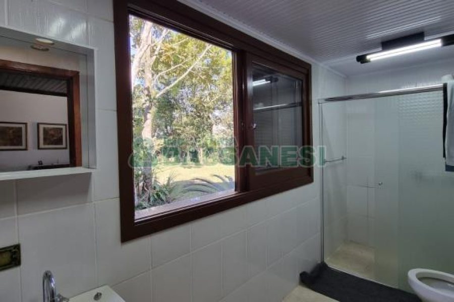 Chácara com 600m², 5 dormitórios, 2 vagas, no bairro Galópolis em Caxias do Sul para Comprar