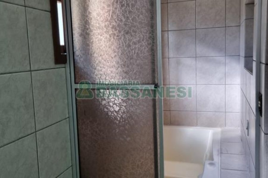 Chácara com 600m², 5 dormitórios, 2 vagas, no bairro Galópolis em Caxias do Sul para Comprar