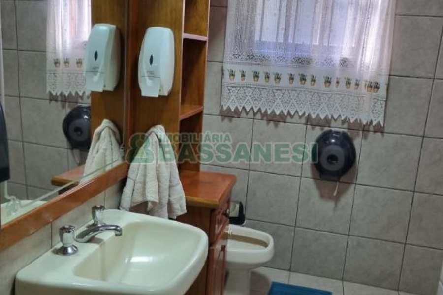 Chácara com 600m², 5 dormitórios, 2 vagas, no bairro Galópolis em Caxias do Sul para Comprar