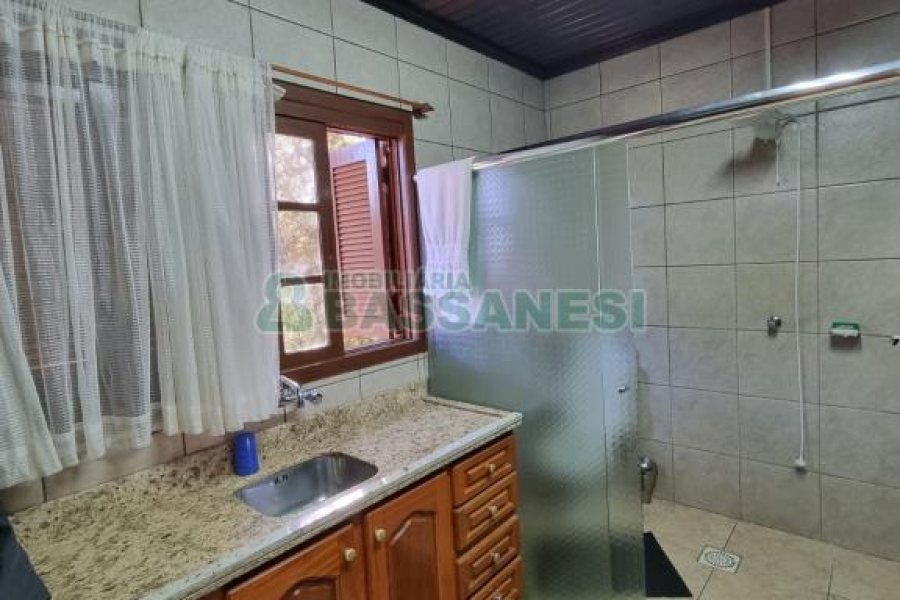 Chácara com 600m², 5 dormitórios, 2 vagas, no bairro Galópolis em Caxias do Sul para Comprar