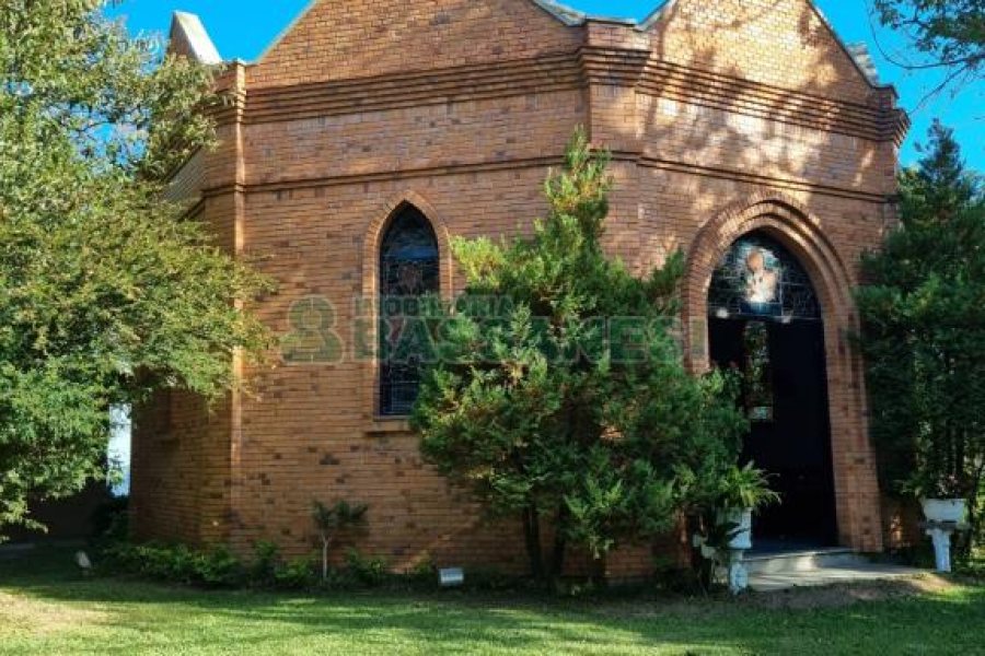 Chácara com 600m², 5 dormitórios, 2 vagas, no bairro Galópolis em Caxias do Sul para Comprar