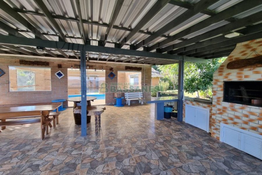 Chácara com 600m², 5 dormitórios, 2 vagas, no bairro Galópolis em Caxias do Sul para Comprar