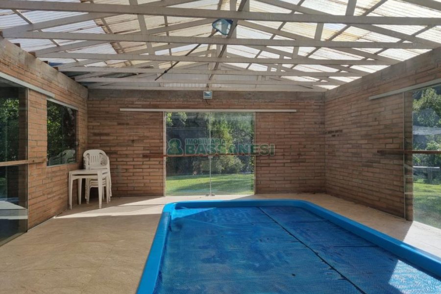 Chácara com 600m², 5 dormitórios, 2 vagas, no bairro Galópolis em Caxias do Sul para Comprar