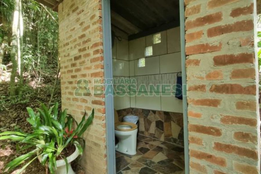 Chácara com 600m², 5 dormitórios, 2 vagas, no bairro Galópolis em Caxias do Sul para Comprar