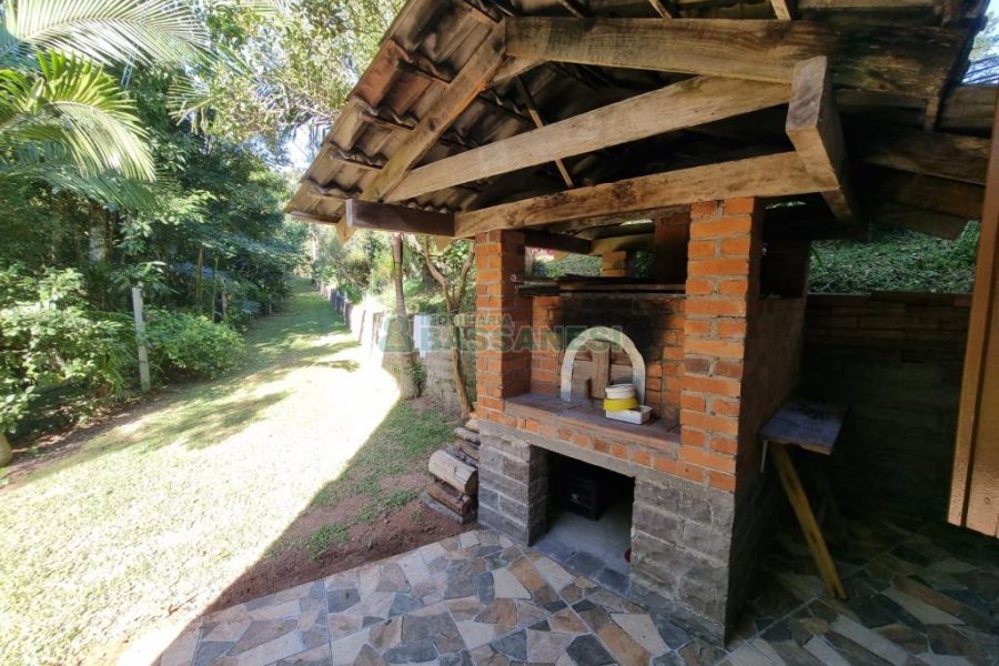 Chácara com 600m², 5 dormitórios, 2 vagas, no bairro Galópolis em Caxias do Sul para Comprar