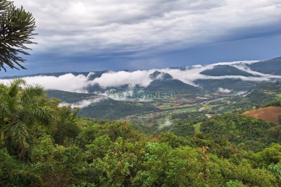 Chácara com 600m², 5 dormitórios, 2 vagas, no bairro Galópolis em Caxias do Sul para Comprar