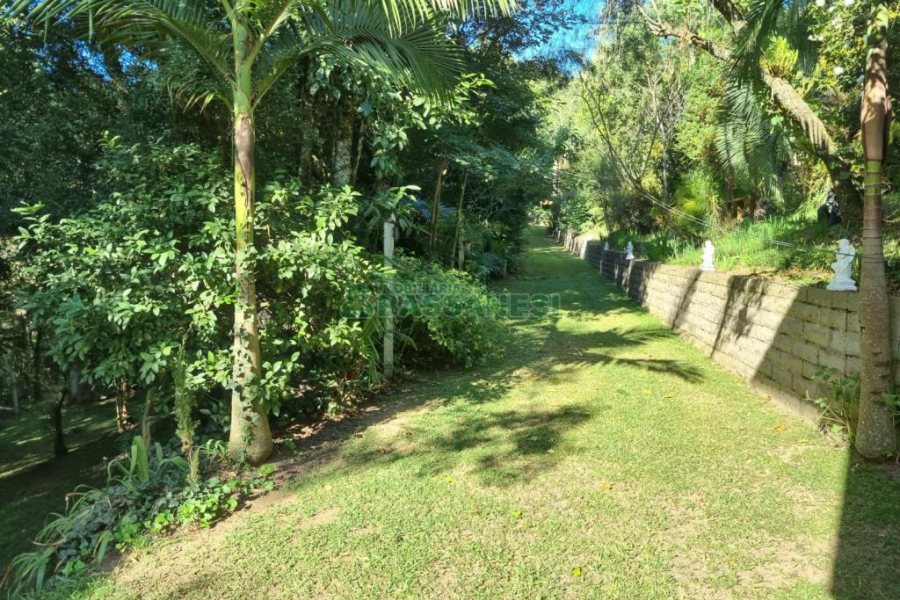 Chácara com 600m², 5 dormitórios, 2 vagas, no bairro Galópolis em Caxias do Sul para Comprar