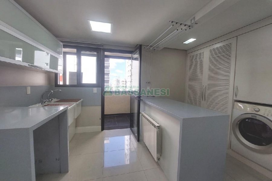 Apto Mobiliado com 340m², 3 dormitórios, 5 vagas, no bairro Exposição em Caxias do Sul para Alugar ou Comprar