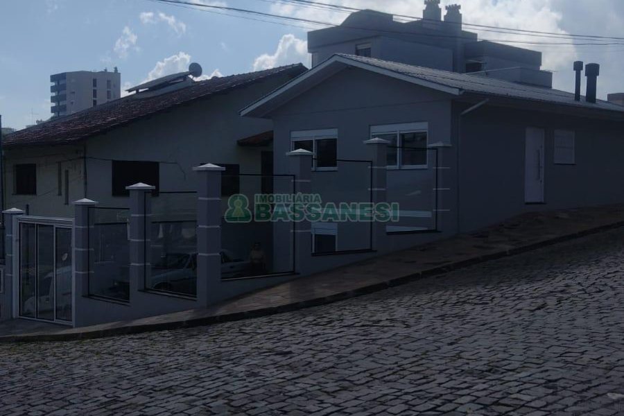 Casa com 180m², 5 dormitórios, no bairro Rio Branco em Caxias do Sul para Comprar