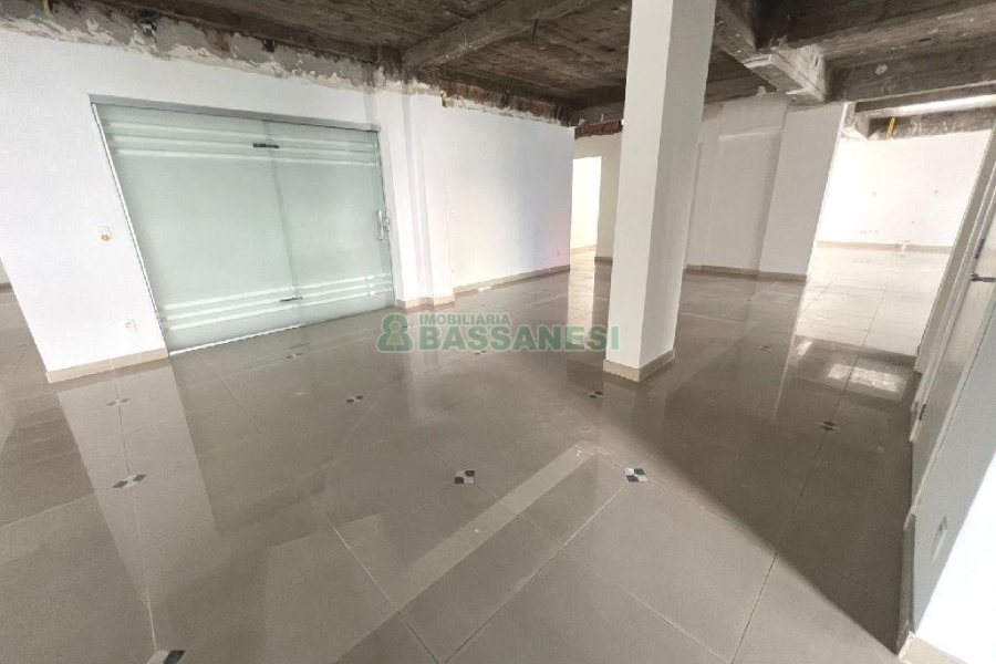 Sala com 386m², no bairro Centro em Caxias do Sul para Alugar ou Comprar