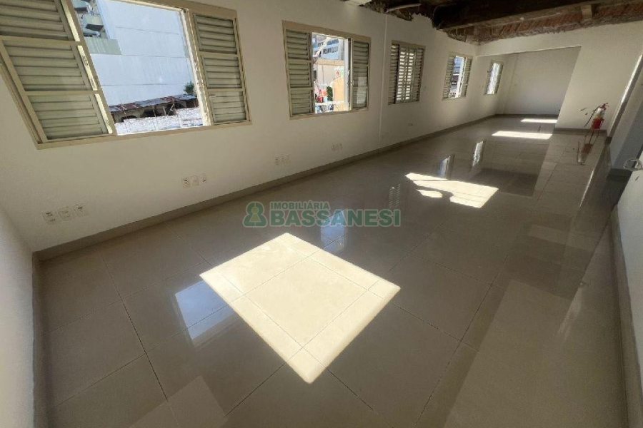 Sala com 386m², no bairro Centro em Caxias do Sul para Alugar ou Comprar